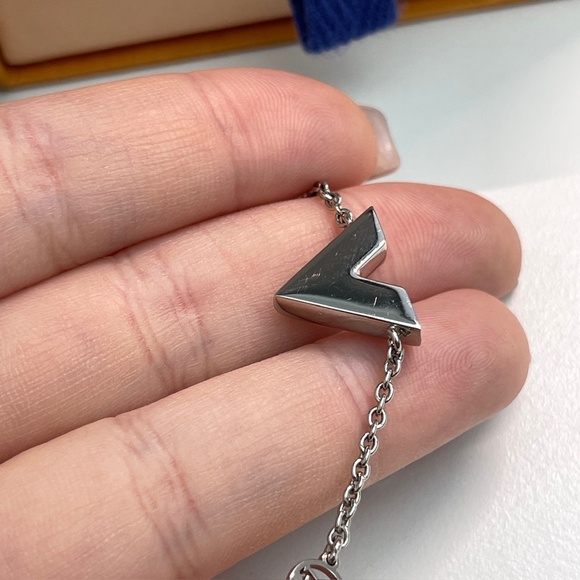 LOUIS VUITTON Essential V Bracelet metal Silver M63198 LV FULL SET - Picture 9 of 10